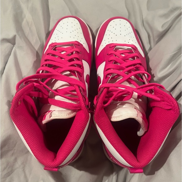 Hightop pink dunks size 9.5. Worn once in great condition. Price 200 - Picture 2 of 3